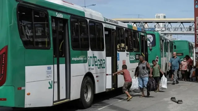 fila de ônibus coletivo em Salvador