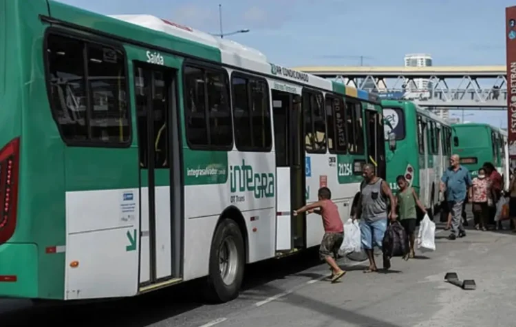 Polícias Civil e Militar registram queda de 78% nos roubos a coletivos em Salvador e RMS no mês de julho 1 fila de ônibus coletivo em Salvador