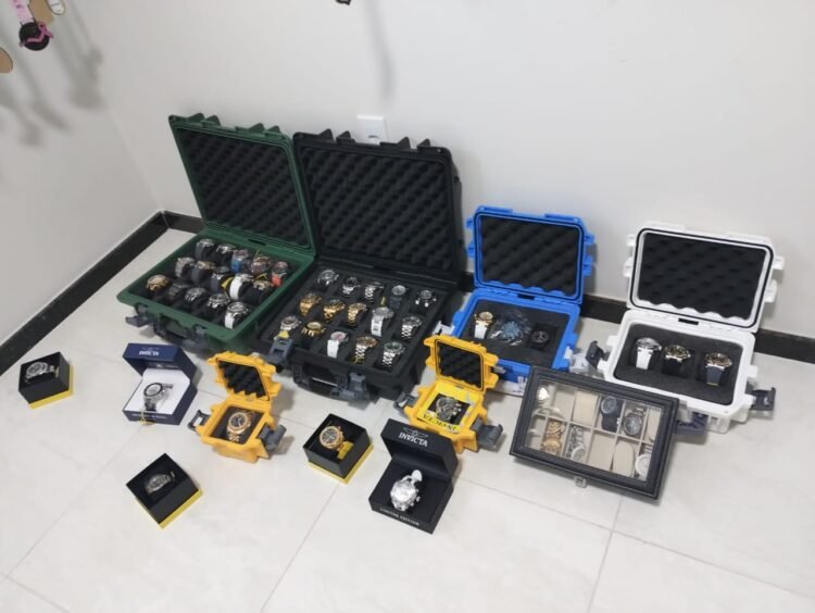 Operação Magnum apreende 64 relógios de luxo em imóvel de líder do tráfico de Teixeira de Freitas em Camaçari 1 relógios apreendidos pela Polícia Civil da Bahia durante operação Magnum
