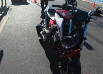motocicleta vermelha que se envolveu em acidente que vitimou um adolescente de 14 anos em Salvador