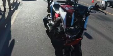 motocicleta vermelha que se envolveu em acidente que vitimou um adolescente de 14 anos em Salvador