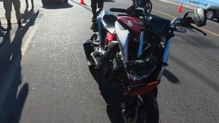 motocicleta vermelha que se envolveu em acidente que vitimou um adolescente de 14 anos em Salvador