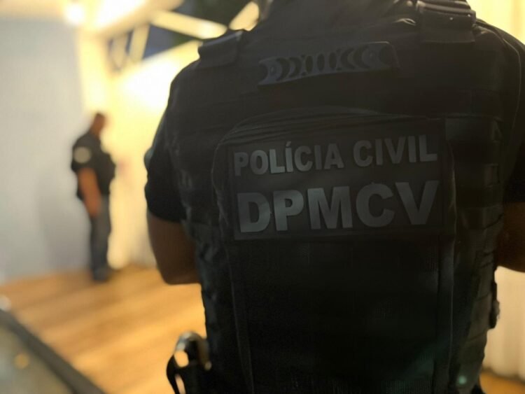 Adolescente é apreendido por estupro de vulnerável em Salvador 1 Imagem de um policial, de costas, mostrando o colete escrito: Polícia Civil - DPMCV