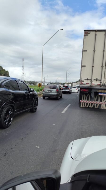 Colisão entre caçamba, carreta e moto bloqueia trecho da BR-324 e gera longo engarrafamento em Conceição do Jacuípe 2 trânsito parado na BR-324 devido a acidente