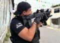 Policial com arma na mão