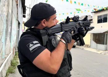 Policial com arma na mão