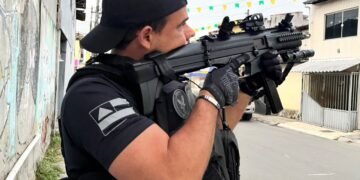 Policial com arma na mão