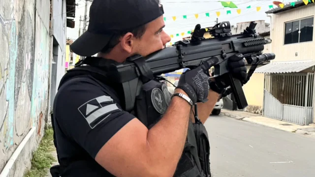 Policial com arma na mão
