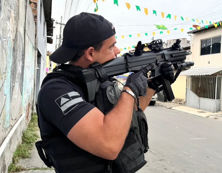 Policial com arma na mão