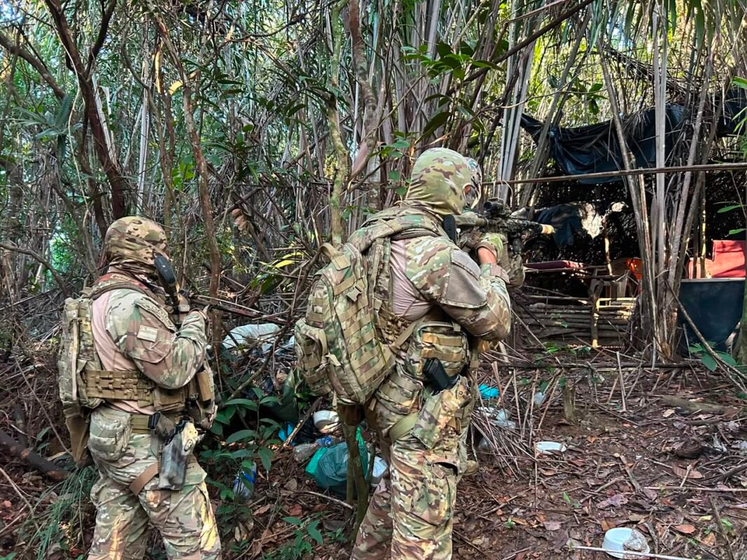 policiais na mata descobrindo um acampamento de traficantes em Salvador