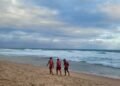 Bombeiros buscam homem desaparecido no mar de Vilas do Atlântico 2 Bombeiros em praia de Lauro de Freitas realizando buscas