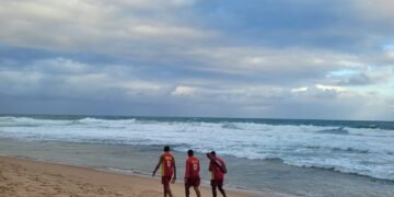 Bombeiros em praia de Lauro de Freitas realizando buscas