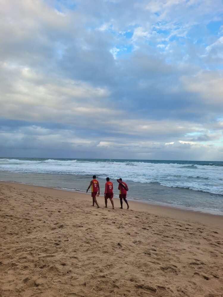 Bombeiros em praia de Lauro de Freitas realizando buscas