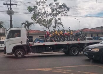 Mecânico é preso suspeito de clonagem e venda de motos em Santo Amaro 4 motos apreendidas em oficina de Santo Amaro sob suspeitas de terem sido clonadas