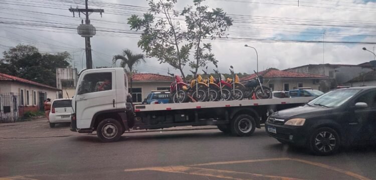 Mecânico é preso suspeito de clonagem e venda de motos em Santo Amaro 1 motos apreendidas em oficina de Santo Amaro sob suspeitas de terem sido clonadas