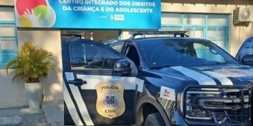 carro da polícia civil em frente do centro integrado dos direitos das crianças e do adolescente em Vitória da Conquista