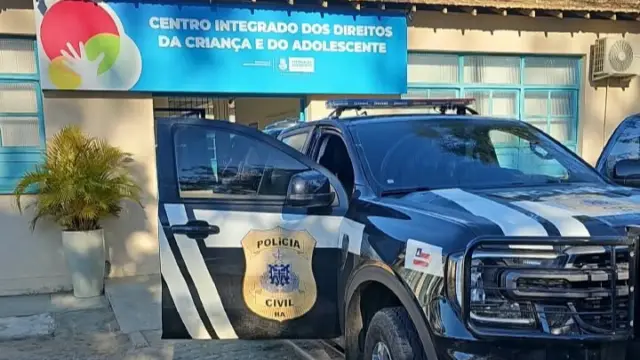 carro da polícia civil em frente do centro integrado dos direitos das crianças e do adolescente em Vitória da Conquista