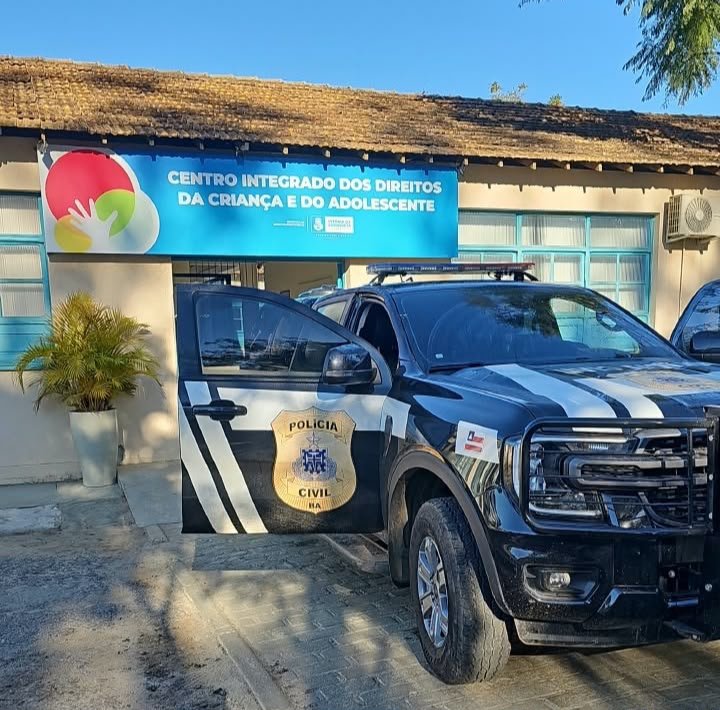 carro da polícia civil em frente do centro integrado dos direitos das crianças e do adolescente em Vitória da Conquista