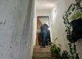 policial civil entrando em uma casa