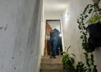 policial civil entrando em uma casa