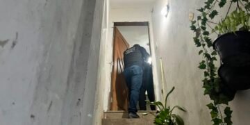 policial civil entrando em uma casa