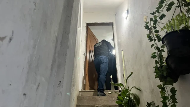 policial civil entrando em uma casa