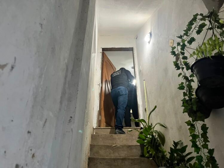 policial civil entrando em uma casa