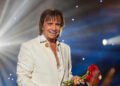 A origem das rosas de Roberto Carlos: como surgiu a tradição de 48 anos nos palcos