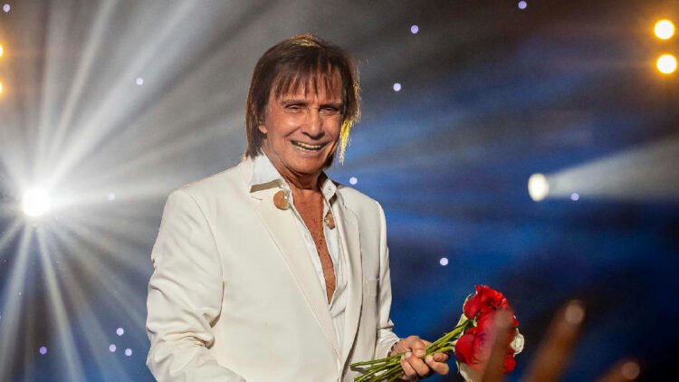 A origem das rosas de Roberto Carlos: como surgiu a tradição de 48 anos nos palcos