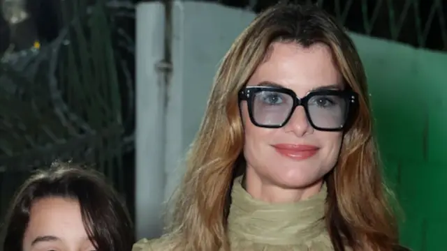 Alinne Moraes prestigia estreia de novela acompanhada do filho Pedro