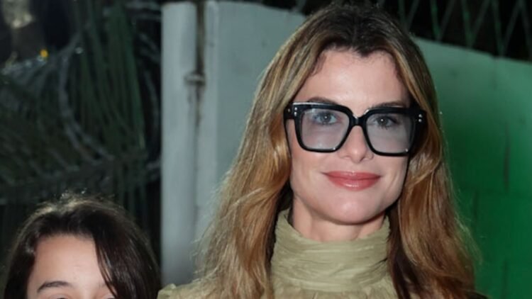 Alinne Moraes prestigia estreia de novela acompanhada do filho Pedro