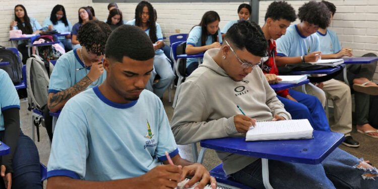Alunos nascidos em novembro e dezembro recebem R$ 200 do Pé-de-meia nesta segunda-feira