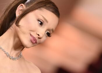 Ariana Grande anuncia pausa na carreira após críticas sobre sua aparência