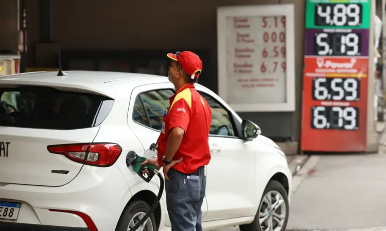 Aumento de etanol na gasolina gera impasse sobre segurança veicular no Brasil 1 Aumento de etanol na gasolina gera impasse sobre segurança veicular no Brasil