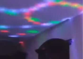 imagem de um teto, em ambiente com pouca iluminação refletindo luzes coloridas