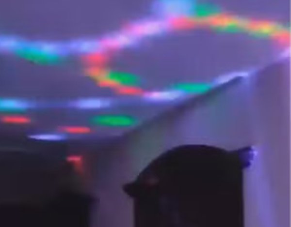imagem de um teto, em ambiente com pouca iluminação refletindo luzes coloridas