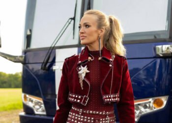 Carrie Underwood troca luxo urbano por rotina rural em fazenda no Tennessee