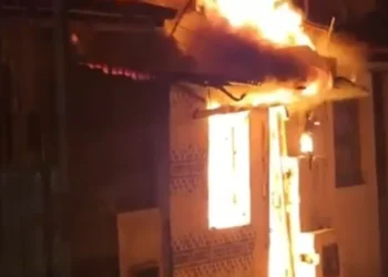 casa em chamas em Santo Antônio de Jesus