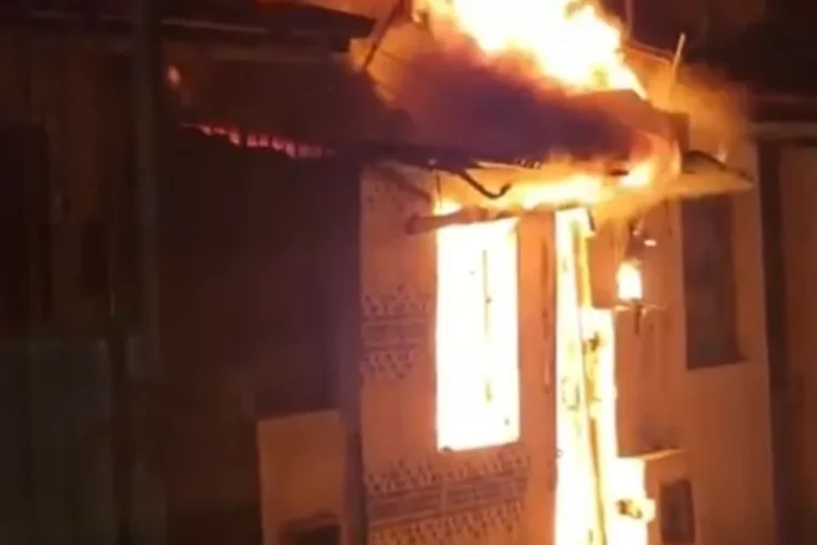 casa em chamas em Santo Antônio de Jesus
