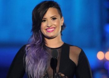 Demi Lovato: a cantora que explora Ovnis e já fez show para fantasma celebra mais um ano