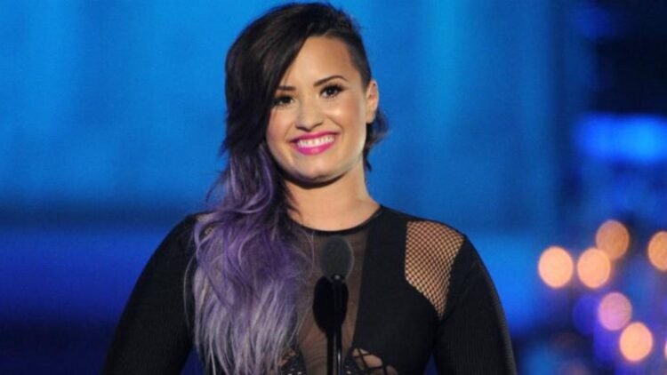 Demi Lovato: a cantora que explora Ovnis e já fez show para fantasma celebra mais um ano 1 Demi Lovato: a cantora que explora Ovnis e já fez show para fantasma celebra mais um ano