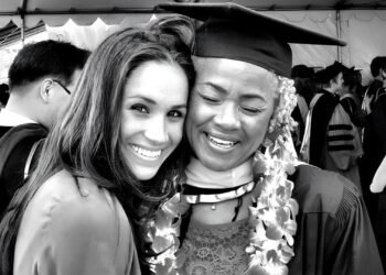 Doria Ragland permanece nos EUA enquanto Meghan Markle e príncipe Harry retornam ao Reino Unido