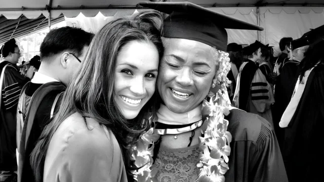 Doria Ragland permanece nos EUA enquanto Meghan Markle e príncipe Harry retornam ao Reino Unido