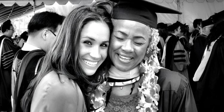 Doria Ragland permanece nos EUA enquanto Meghan Markle e príncipe Harry retornam ao Reino Unido