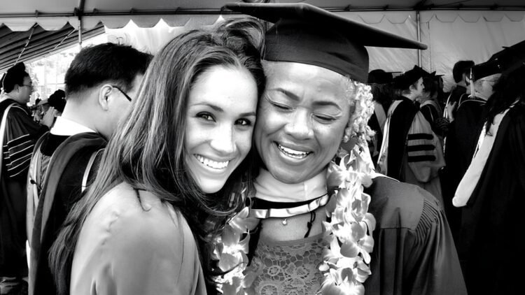 Doria Ragland permanece nos EUA enquanto Meghan Markle e príncipe Harry retornam ao Reino Unido