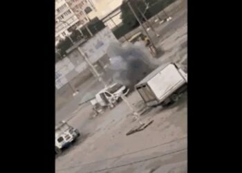 Drone militar atinge vendedor ambulante em Kherson e levanta acusações de crime de guerra