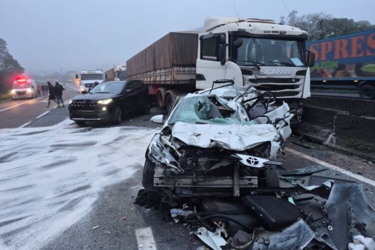 Engavetamento na Br-116 em Campina Grande do Sul deixa feridos e bloqueia rodovia