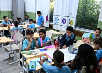 Ensino integral reduz desigualdade escolar e impulsiona desempenho no Ideb 2025