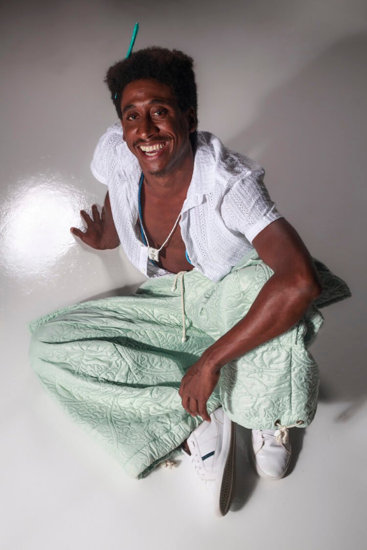 Evaldo Macarrão celebra sucesso em Coração Acelerado e impacto do humor na TV