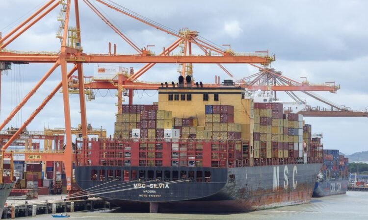 Exportações de soja e petróleo impulsionam superávit de US$ 7 bilhões na balança comercial de julho
